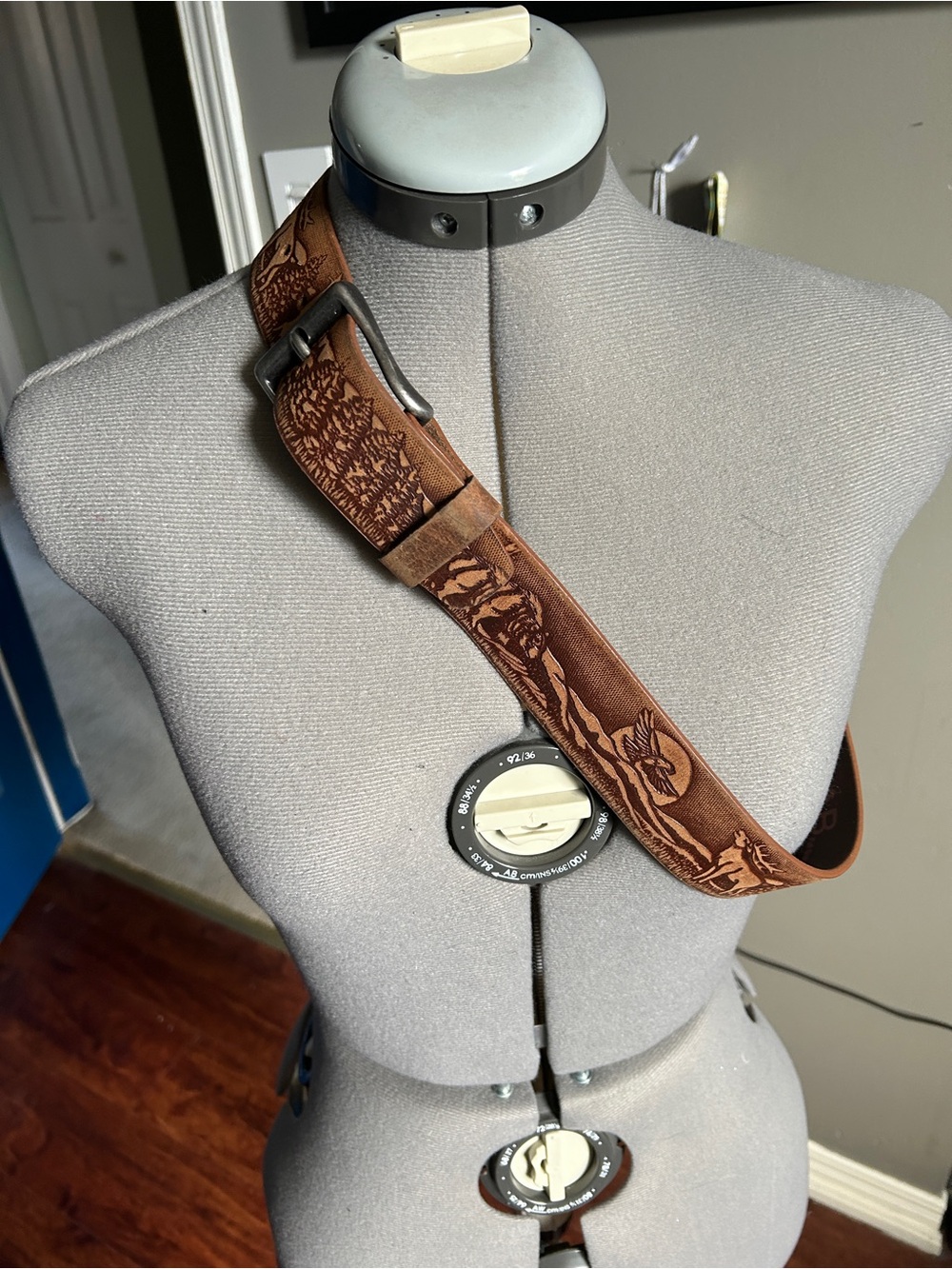 NWOT Women’s Leather Belt Embossed with Wildlife. Size 32